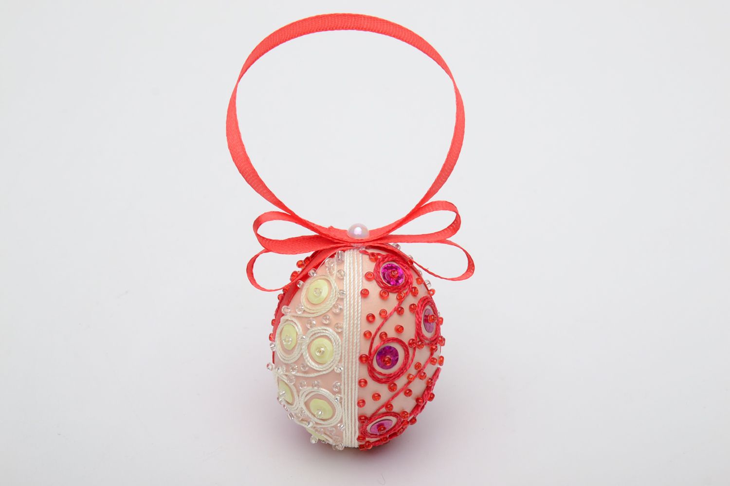 Huevo de Pascua decorado con abalorios e hilso foto 2