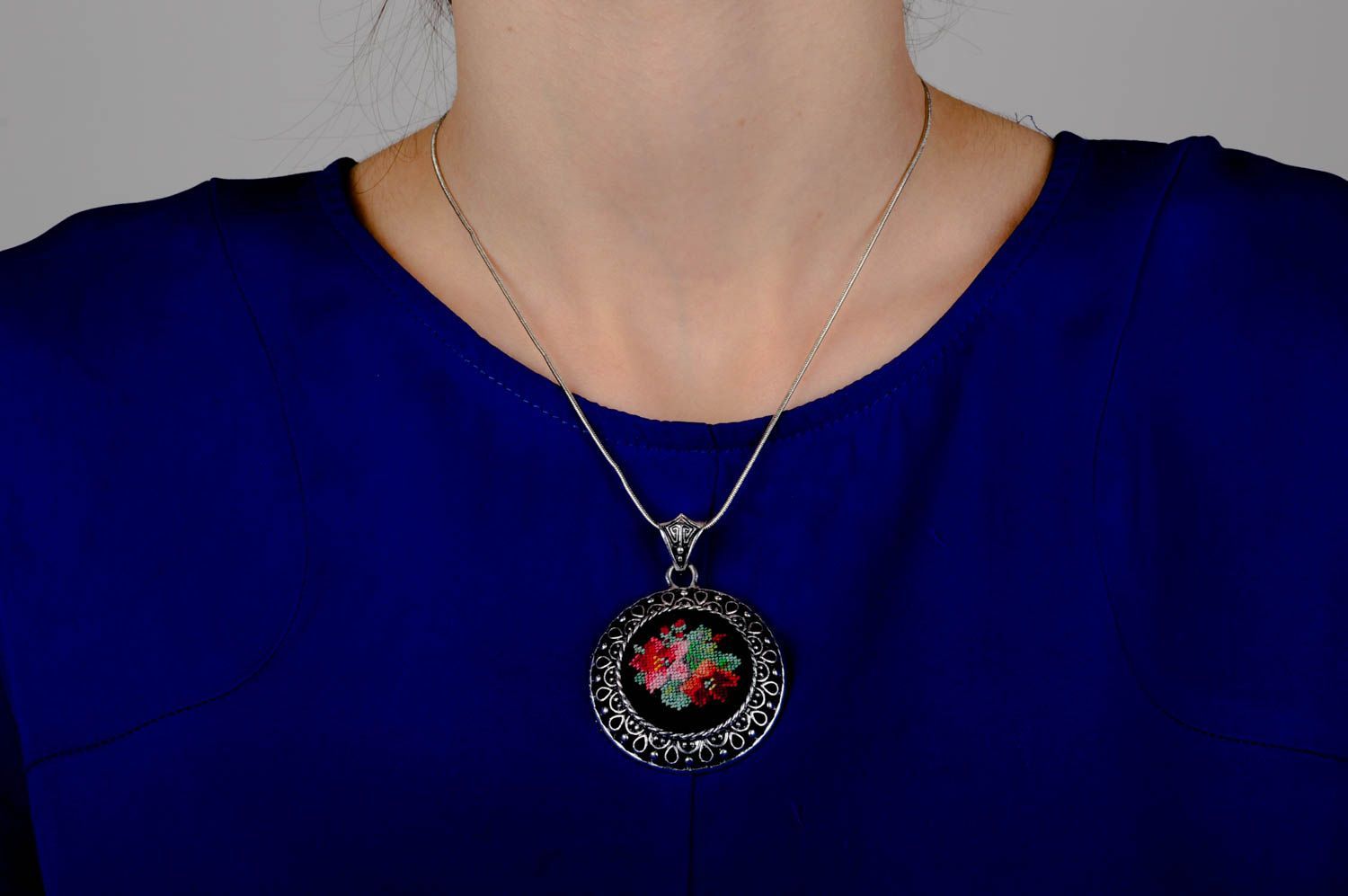 Pendentif métal rond Bijoux fait main design fleur brodée Accessoire femme photo 5