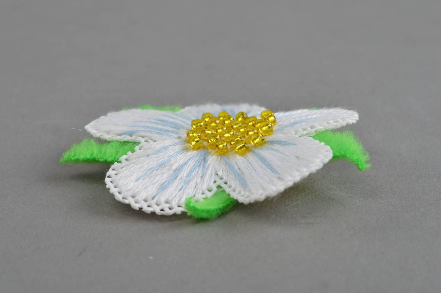 Fleur décorative en tissu et perles de rocaille faite main blanche à coller photo 3