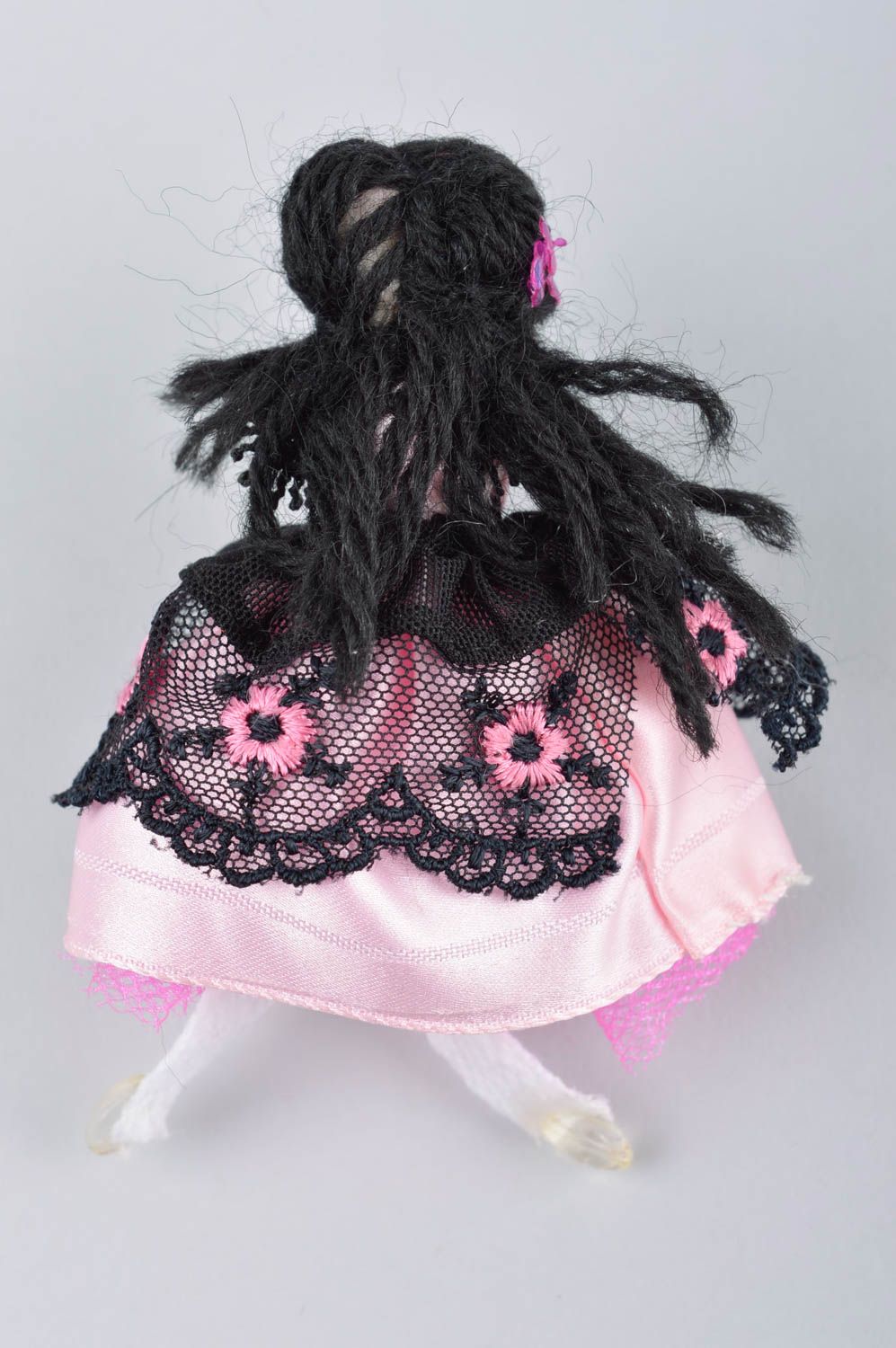 Кукла ручной работы авторская кукла для декора дома тряпичная кукла в черном фото 4