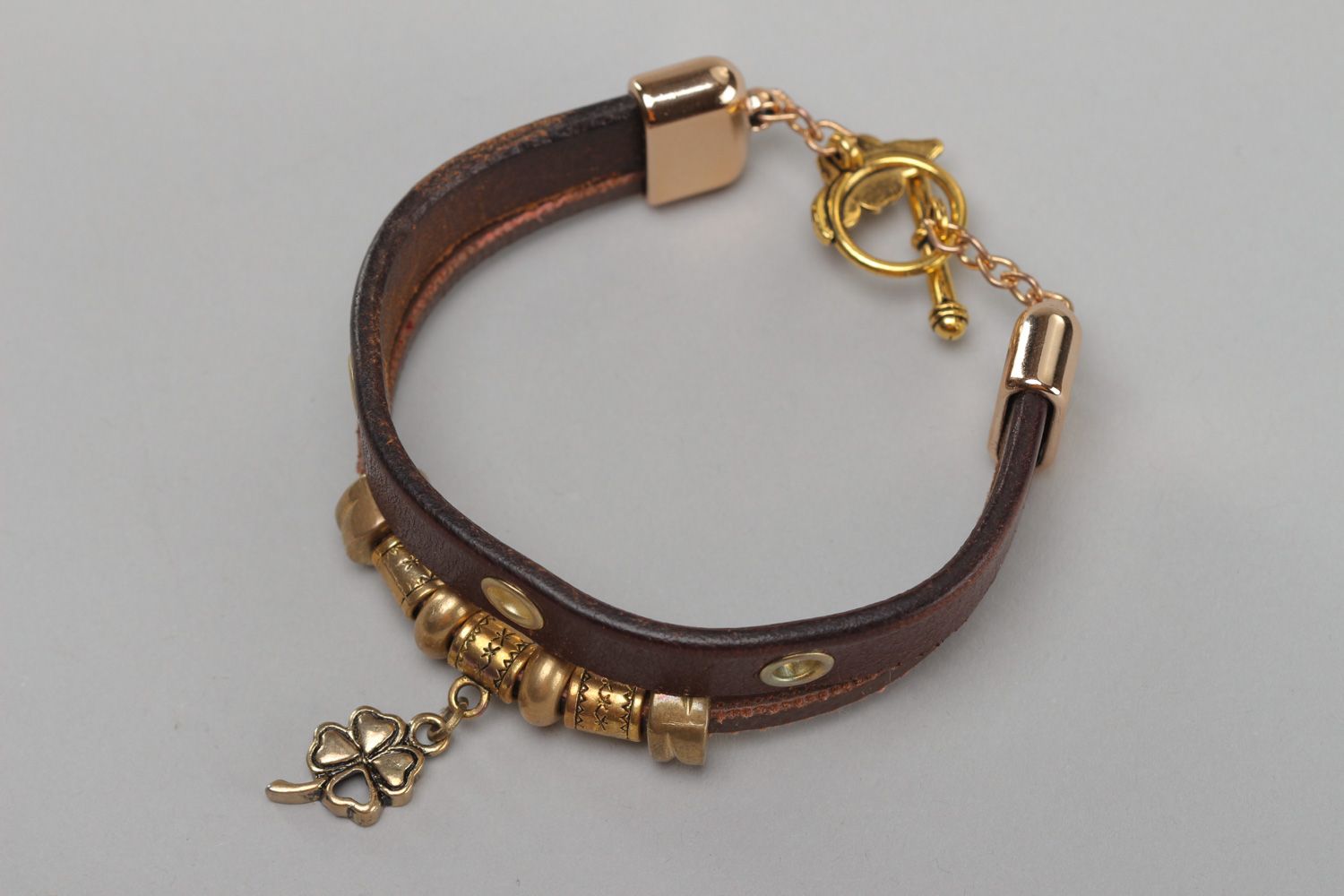 Bracelet en cuir naturel fait main original brun avec pendentif en métal Trèfle photo 2
