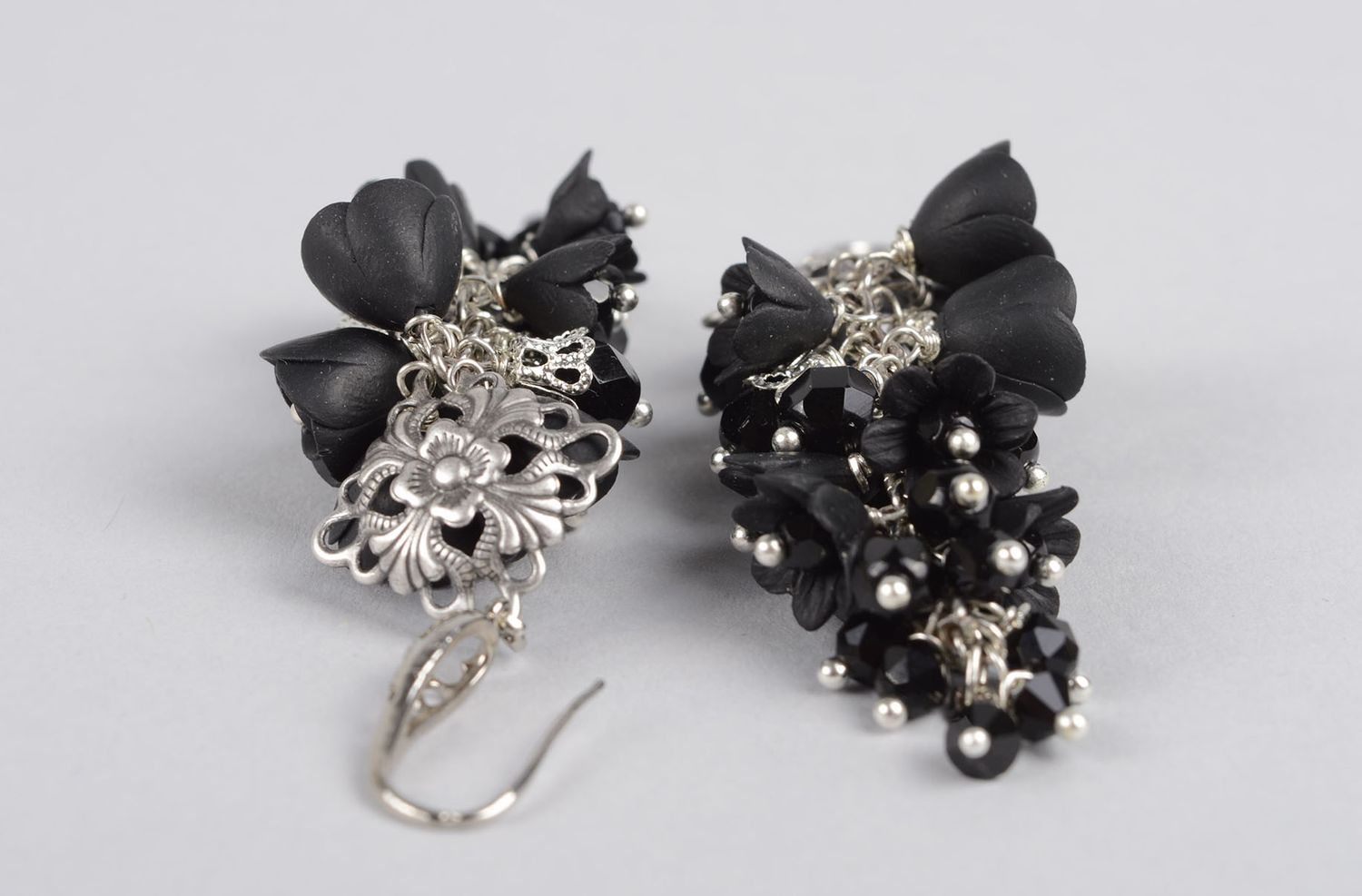 Handmade schwarze Blumen Ohrringe elegant Polymer Schmuck Accessoire für Frauen  foto 5