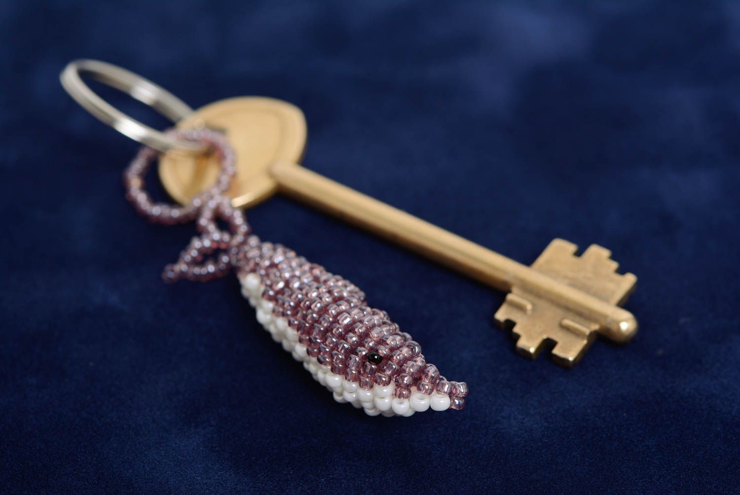Handgemachter lila Schlüsselanhänger  aus Glasperlen in Form vom Tier originell foto 2