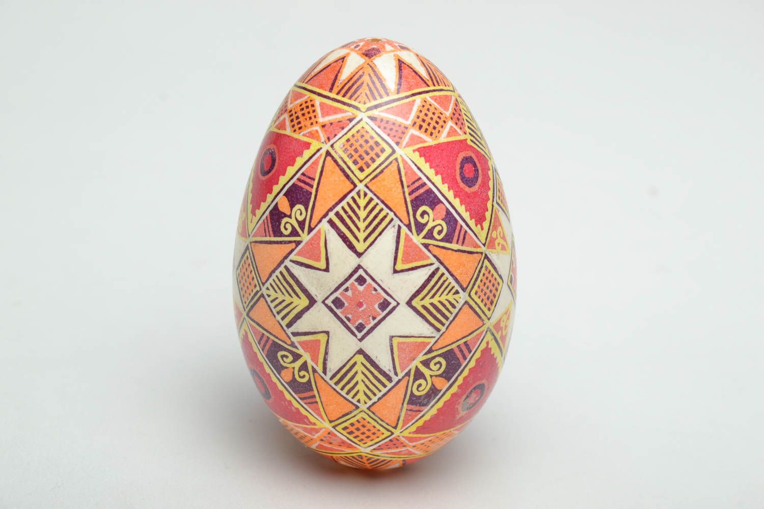 Oeuf de Pâques peint orange avec ornements géométriques fait main décoratif photo 2