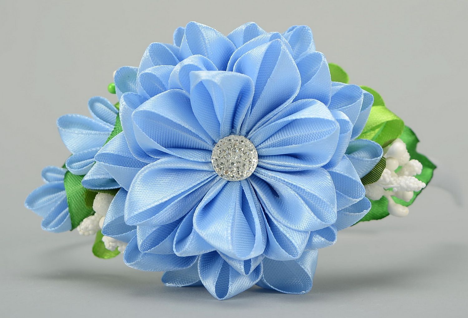 Aro de cabelo, coroa de flores na cabeça com flor azul de cetim foto 3