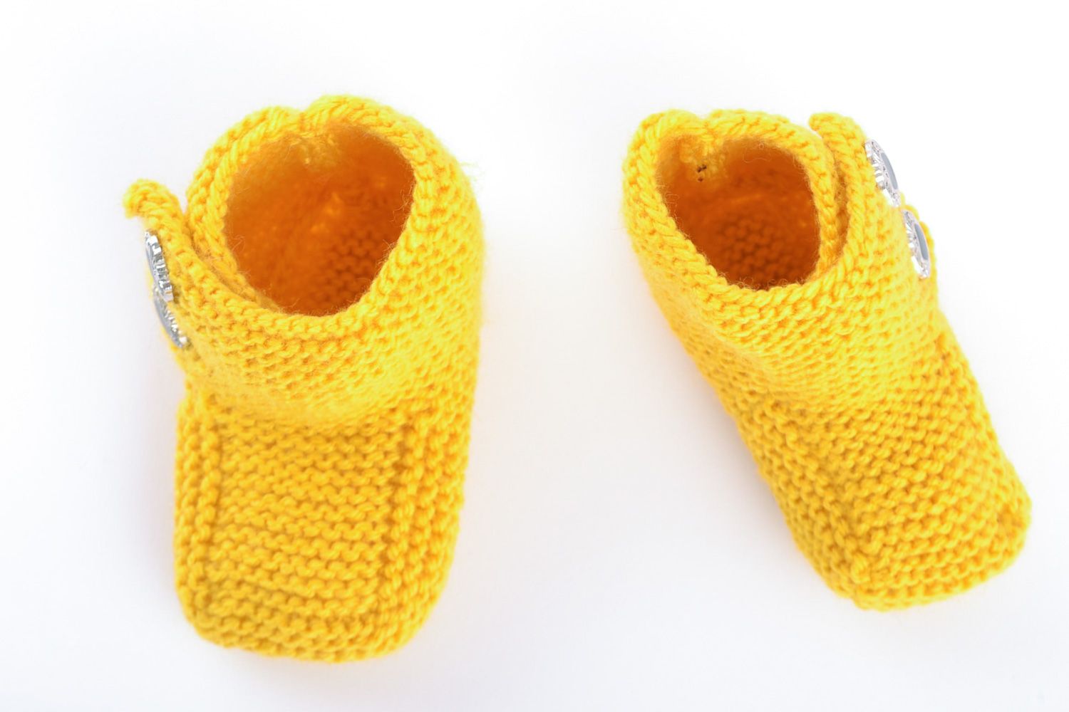 Petits chaussons de bébé tricotés jaunes faits main chauds originaux éclatants photo 2