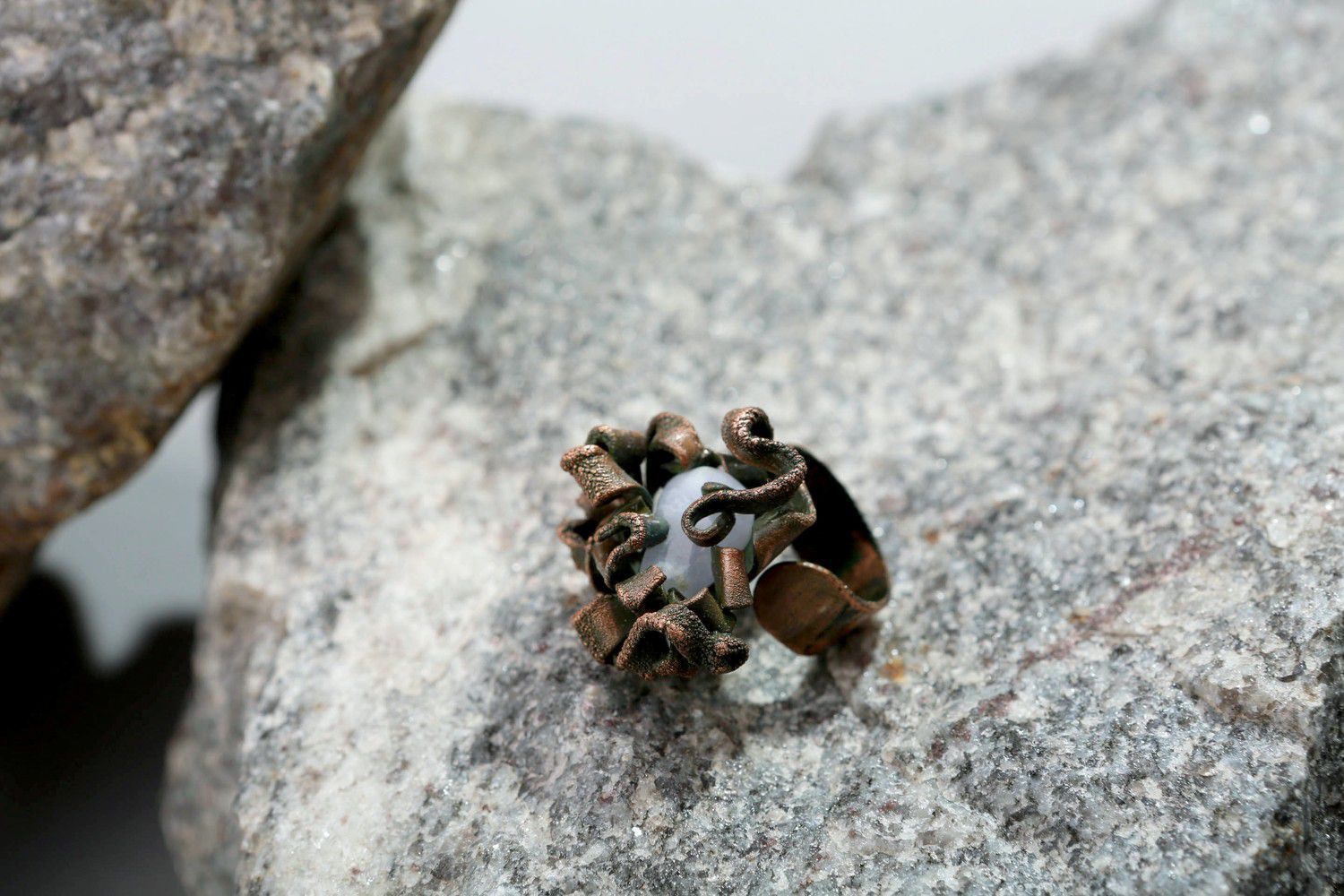 Ring aus Kupfer und Chalzedon foto 2
