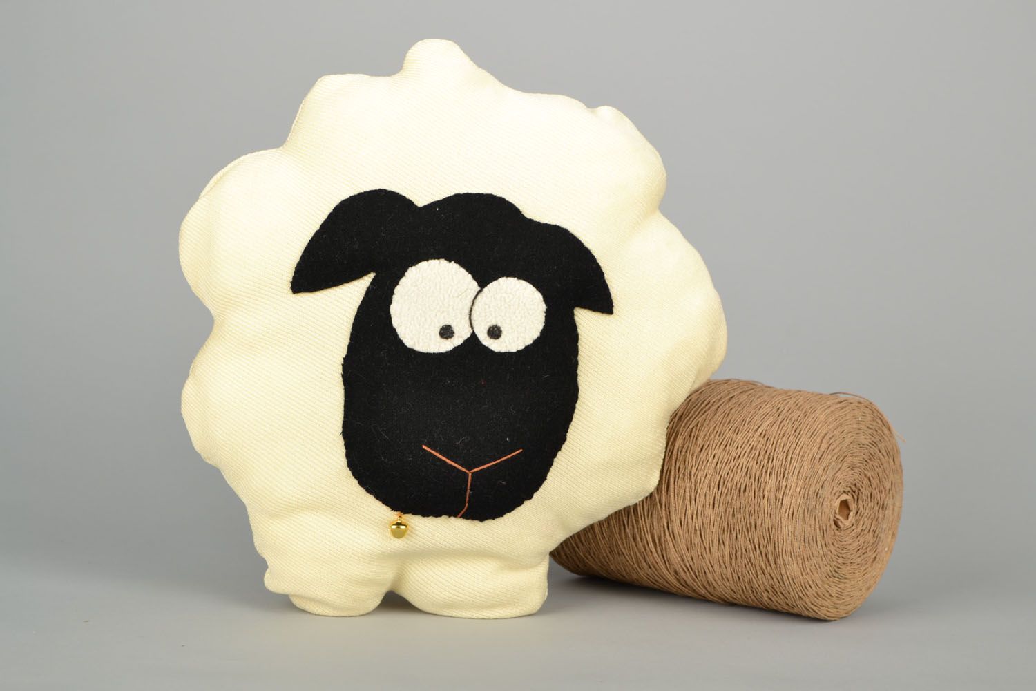 Мягкая игрушка-подушка в виде овечки фото 1