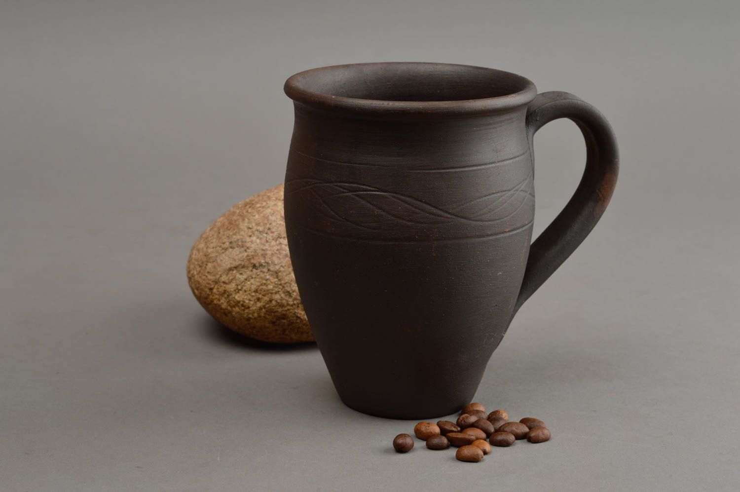 Глиняная чашка ручной работы в технике гончарства высокая темная авторская фото 1
