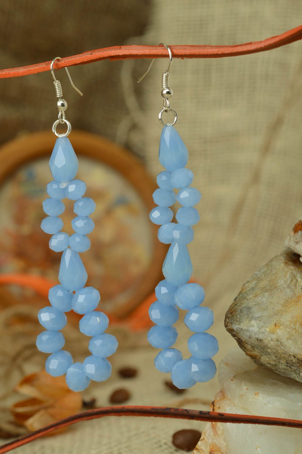 Originelle schöne handmade lange Ohrringe aus Kristallen in Blau mit Anhängern foto 1