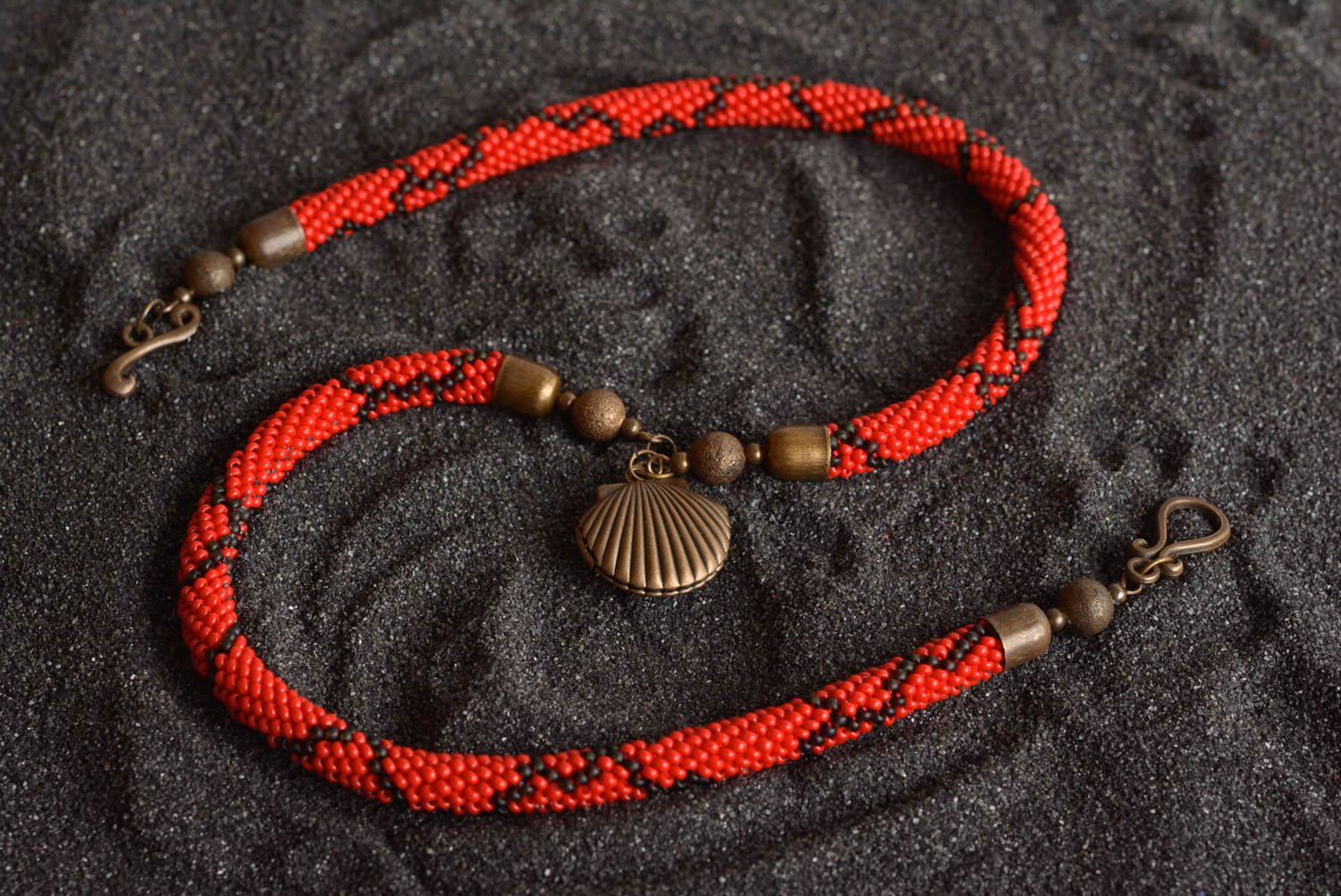 Collier spirale Bijou fait main rouge et noir Cadeau femme avec pendeloque photo 2