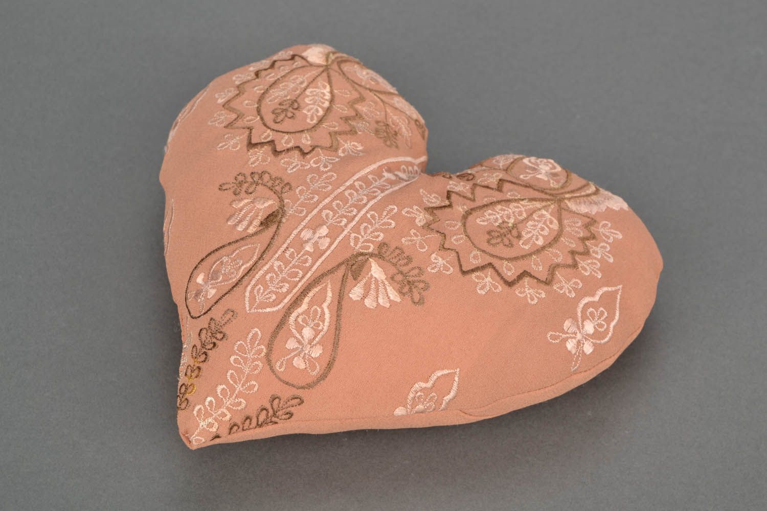 Coussin décoratif cœur fait main photo 3