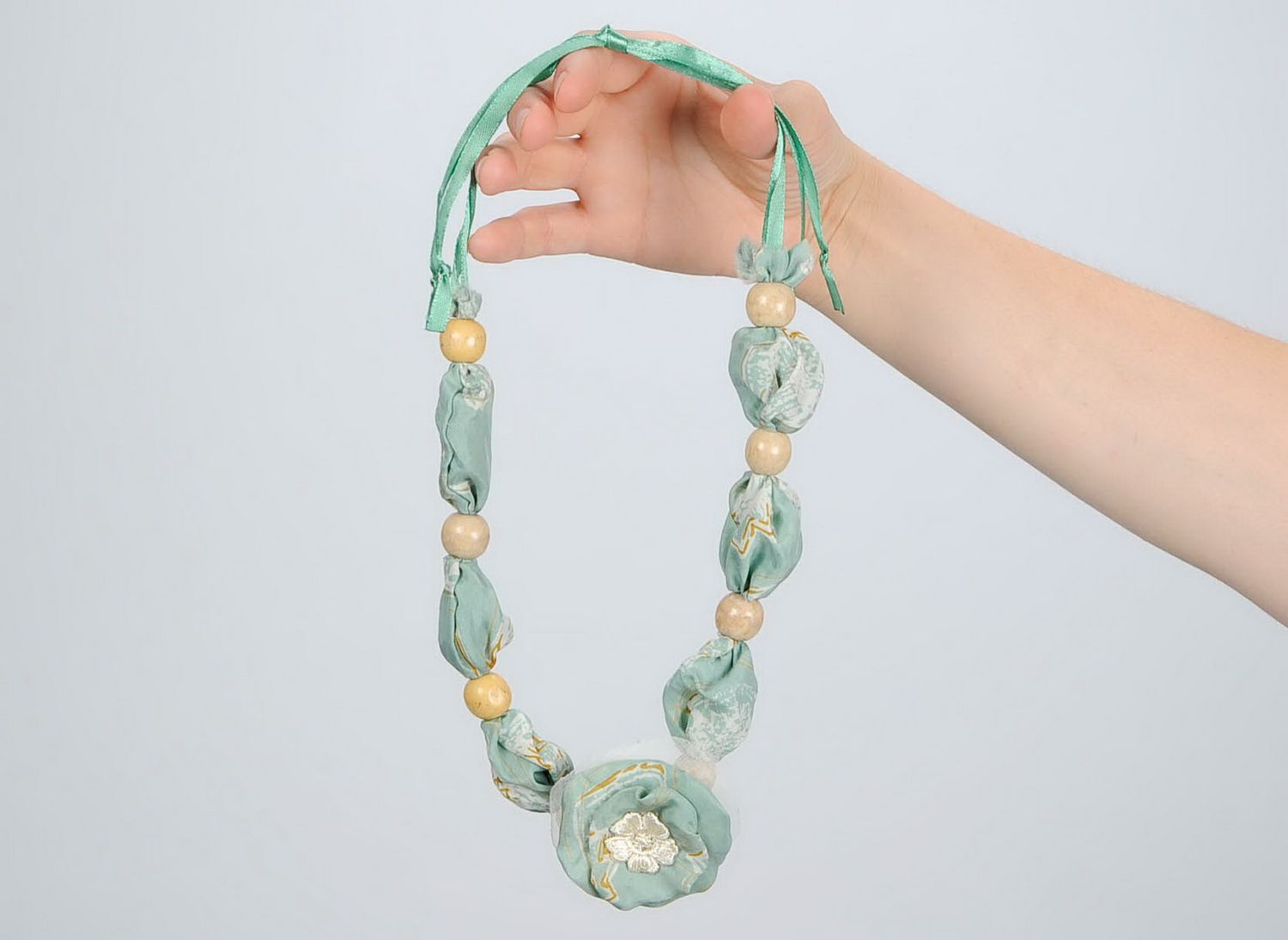 Perlenkette aus Silk und Holz Zärtlichkeit foto 5