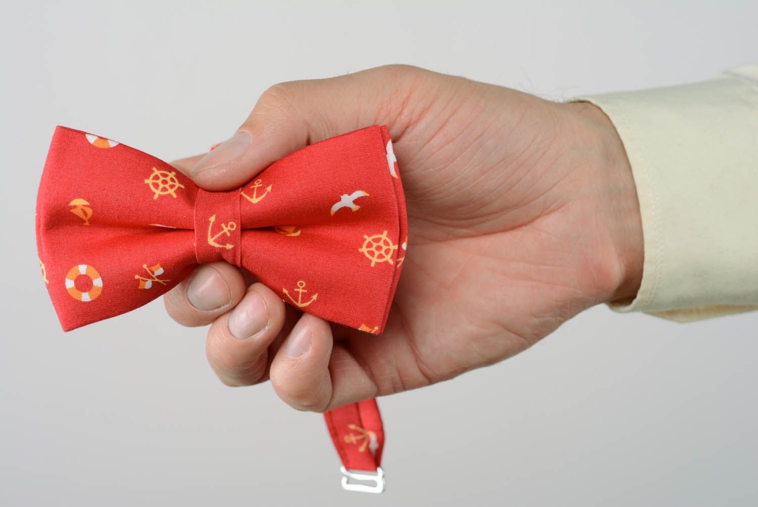 Gravata-borboleta feita à mão vermelha com âncoras foto 5