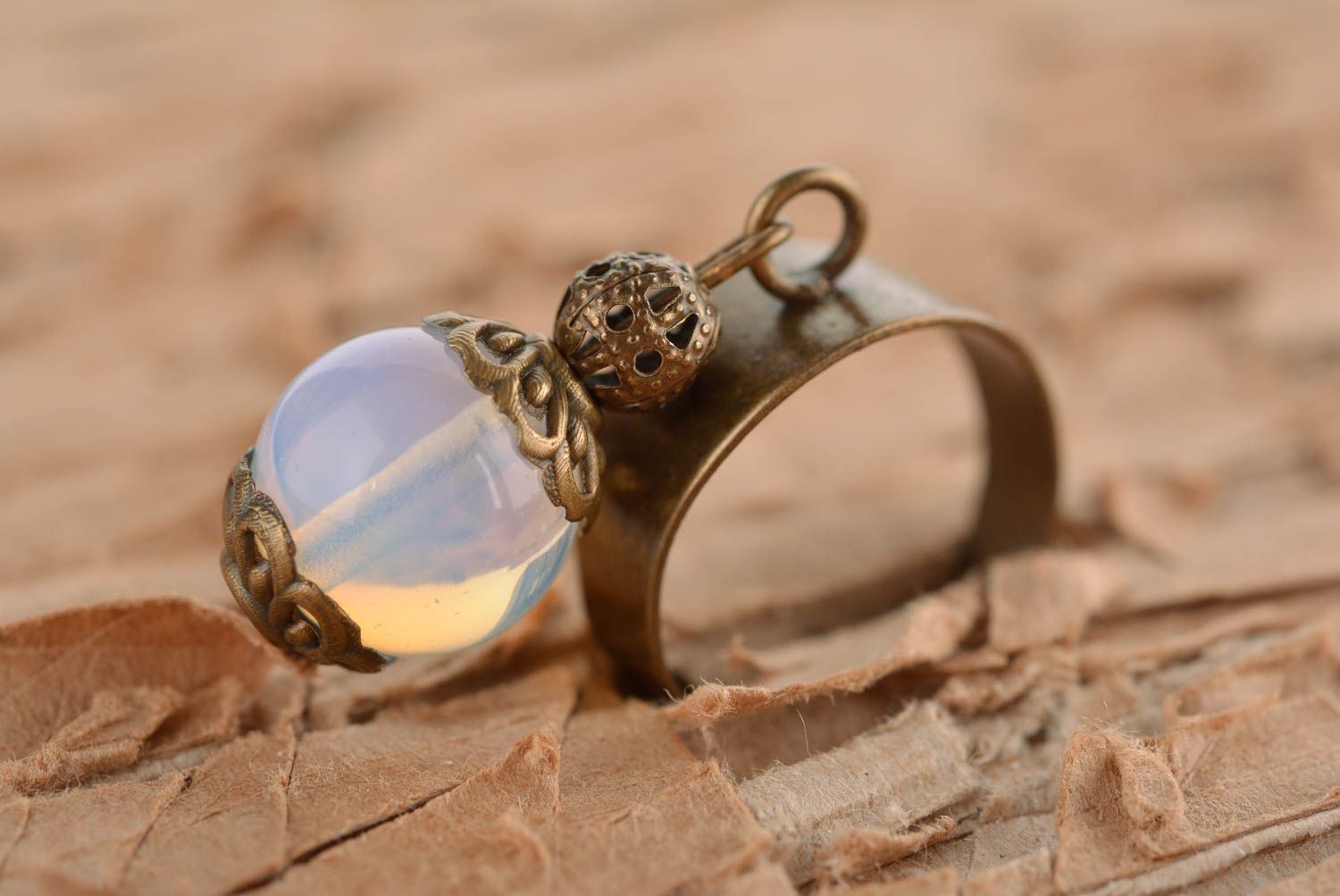 Красивое кольцо украшение ручной работы необычное кольцо с бусиной круглое фото 2