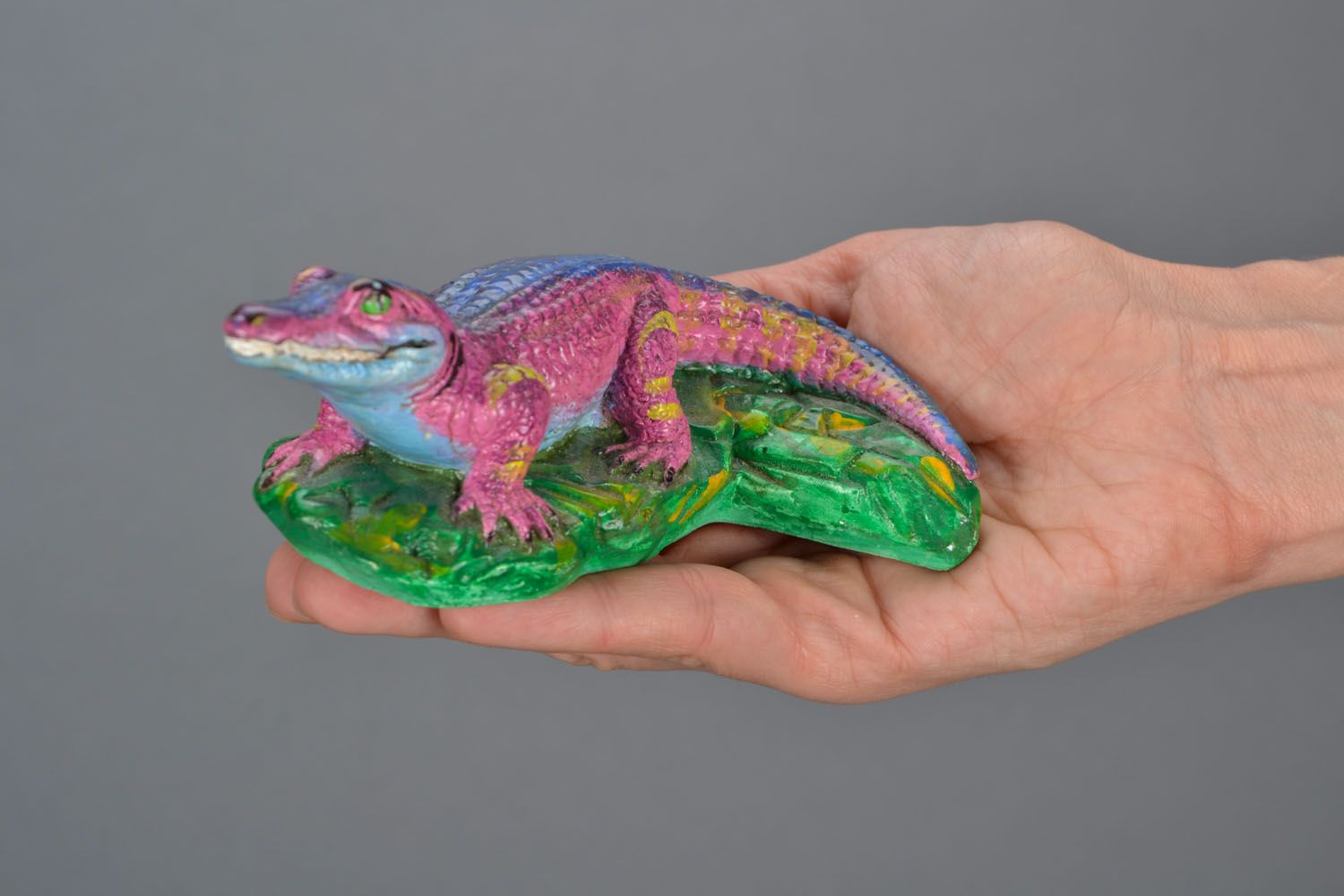 Estatueta de gesso pintada com tintas acrílicas Crocodilo foto 2