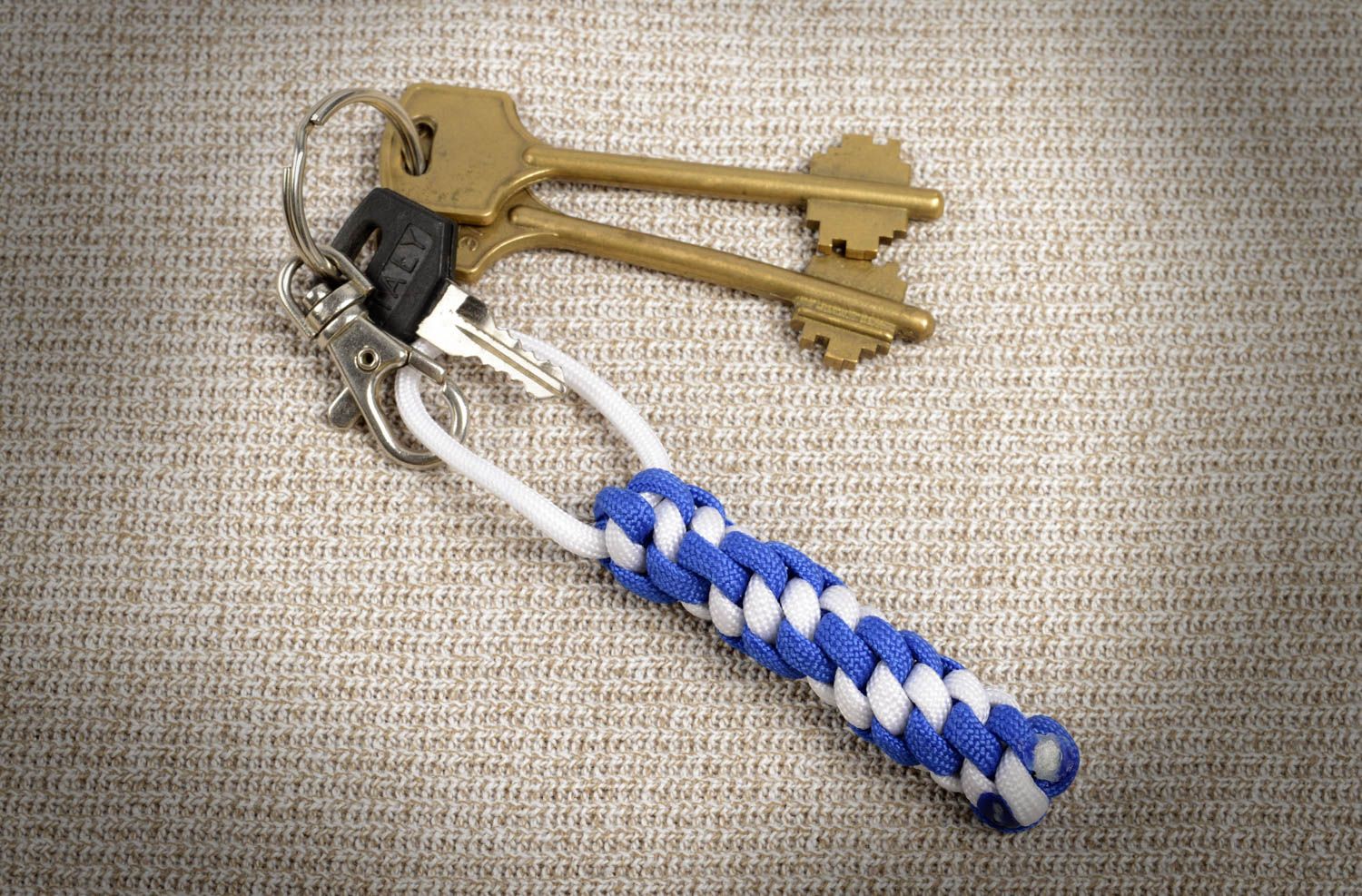 Porte-clés paracorde Porte-clés fait main bleu-blanc tressé Accessoire original photo 5