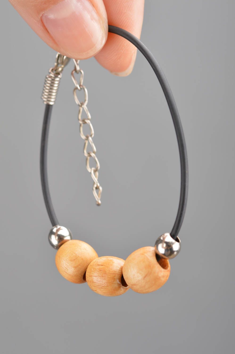 Handmade schwarzes Armband aus Kautschuk mit Perlen aus Holz und Metall für Dame foto 3