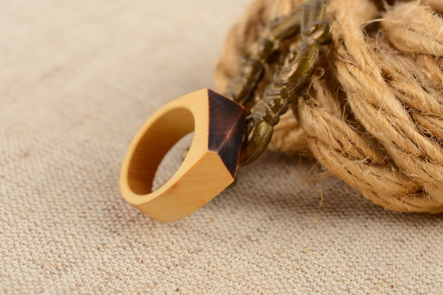 Handmade Designer Damen Ring aus Holz für stilvolle Frauen ungewöhnlich foto 1