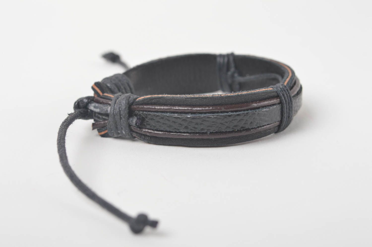 Bracelet cuir Bijoux fait main foncé avec lacets Accessoires cuir design photo 3