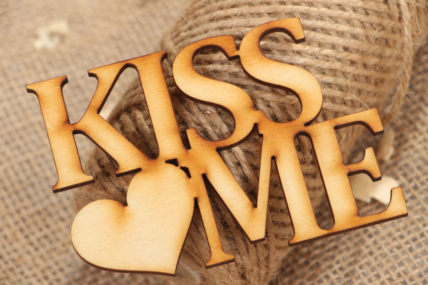 Plywood chipboard lettering Kiss Me photo 4