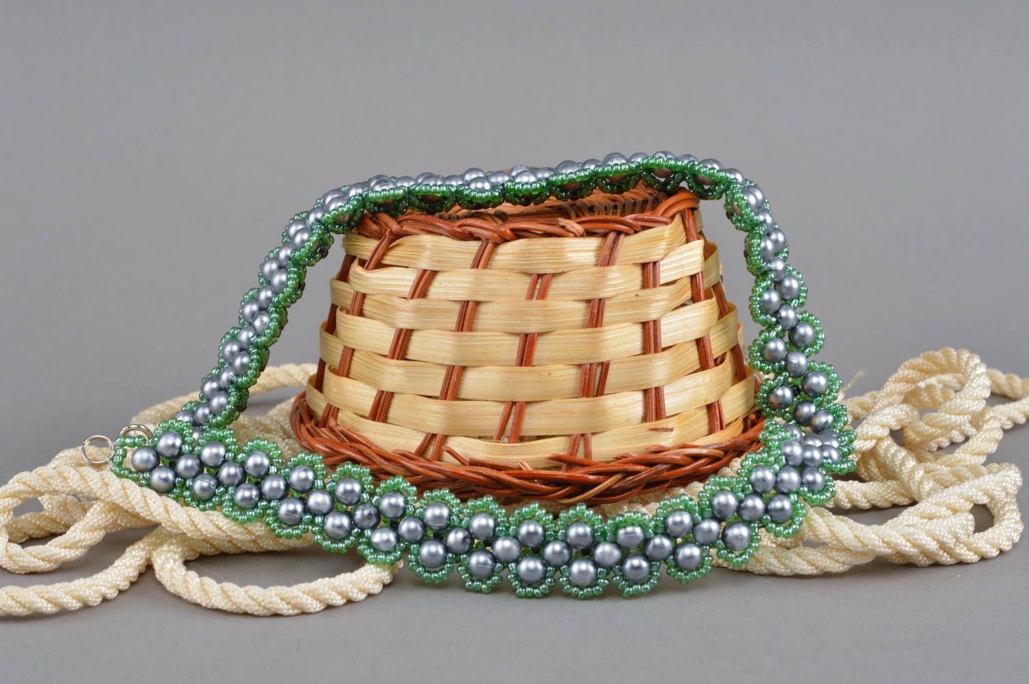 Ожерелье из бисера и бусин ручной работы женское плетеное Антрацит на траве фото 1