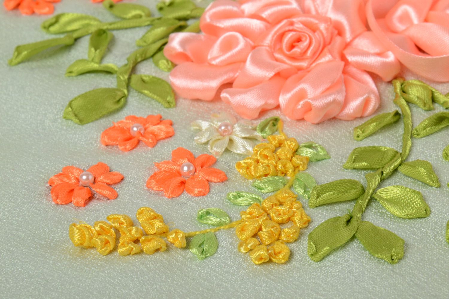 Наволочка с вышивкой лентами красивая с цветами маленькая серая ручной работы фото 3