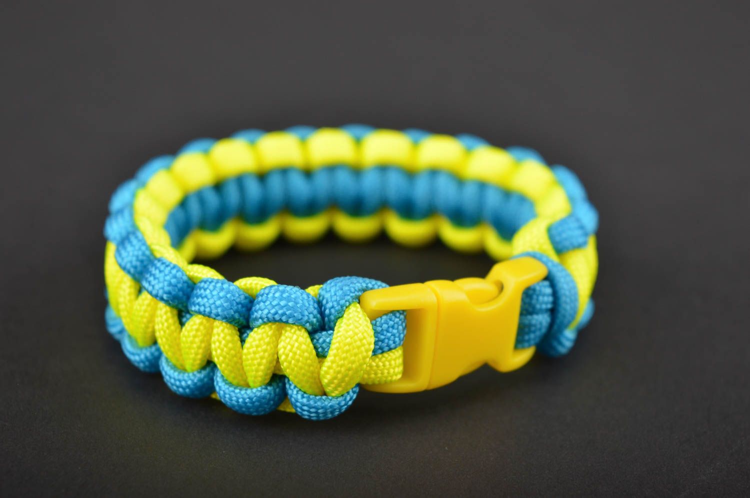 Bracelet en paracorde fait main Bracelet de survie bleu-jaune Accessoire femme photo 2