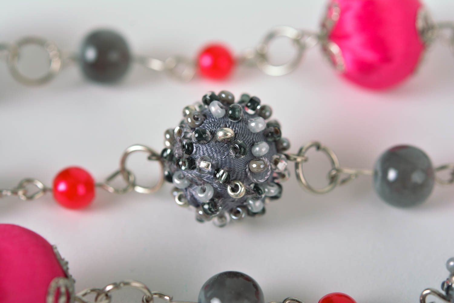 Collier perles de rocaille Bijou fait main gris rose Accessoire femme design photo 5