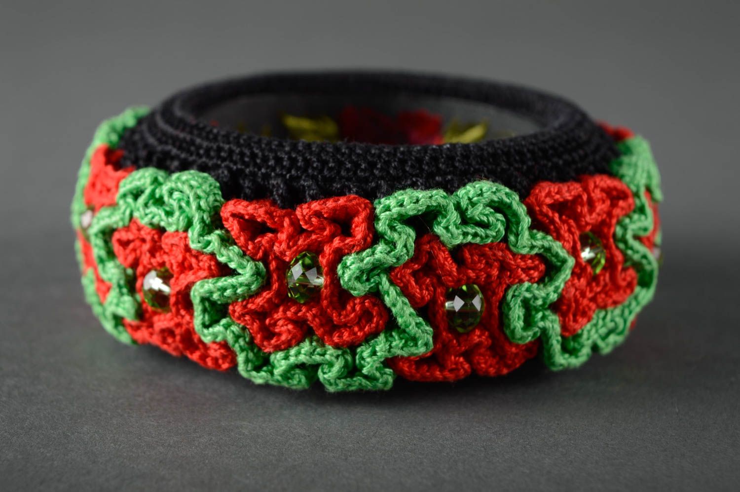 Bracelet large tricoté au crochet vert rouge noir fait main avec fleurs  photo 1