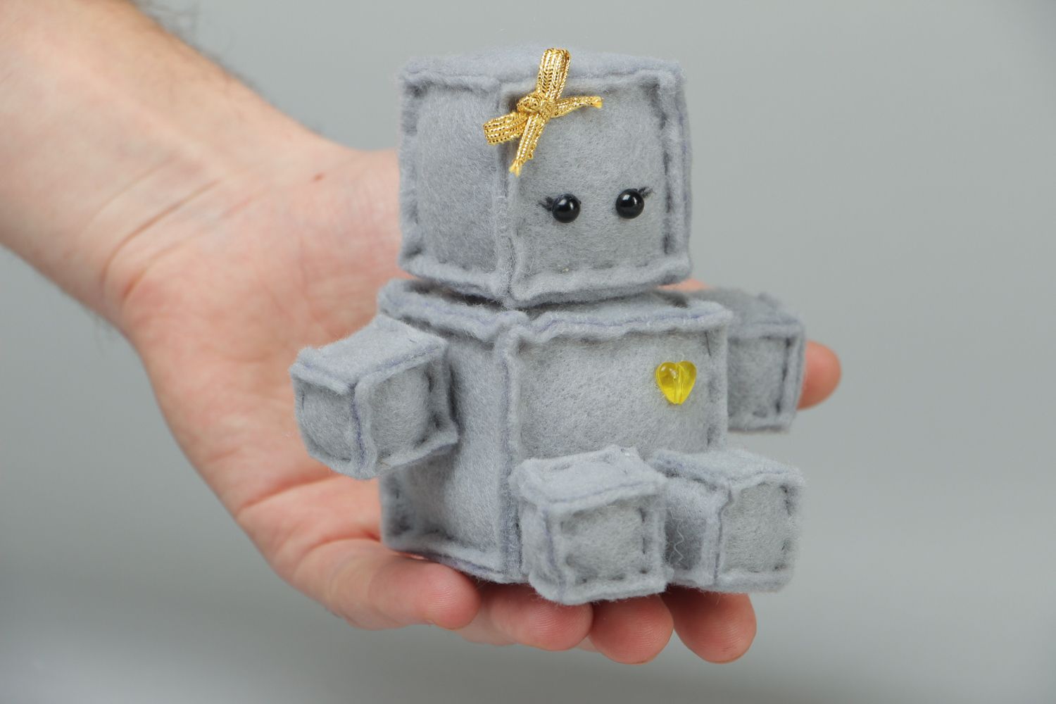 Дизайнерская игрушка из фетра мягкая в виде робота фото 4