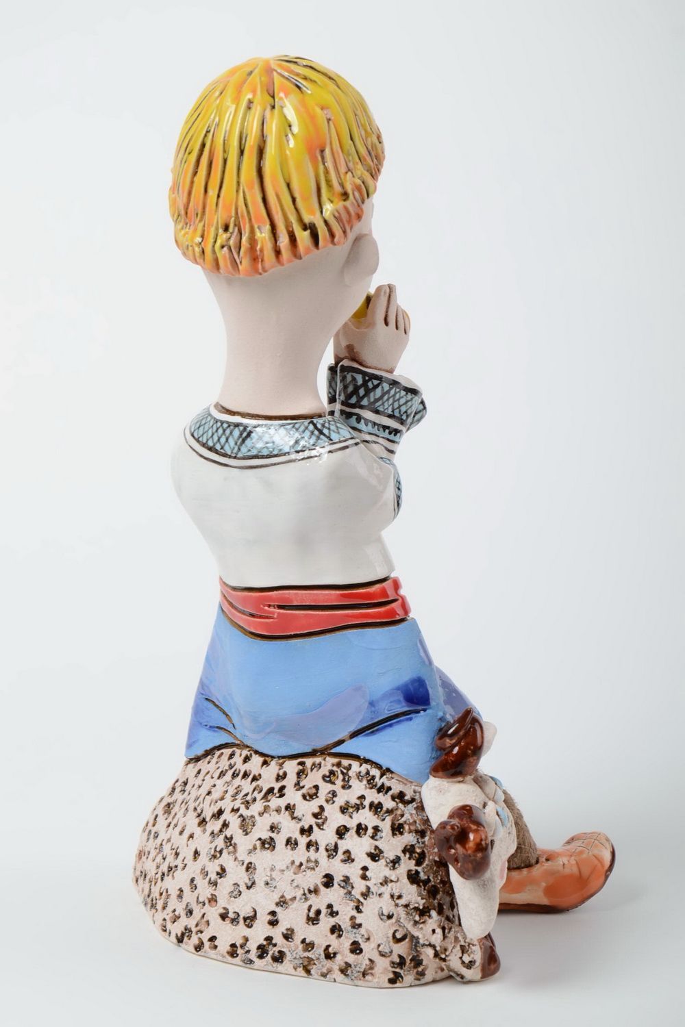 Handmade Statuette aus Ton Halbporzellan mit Pigmenten bemalt in Form vom Jungen foto 3