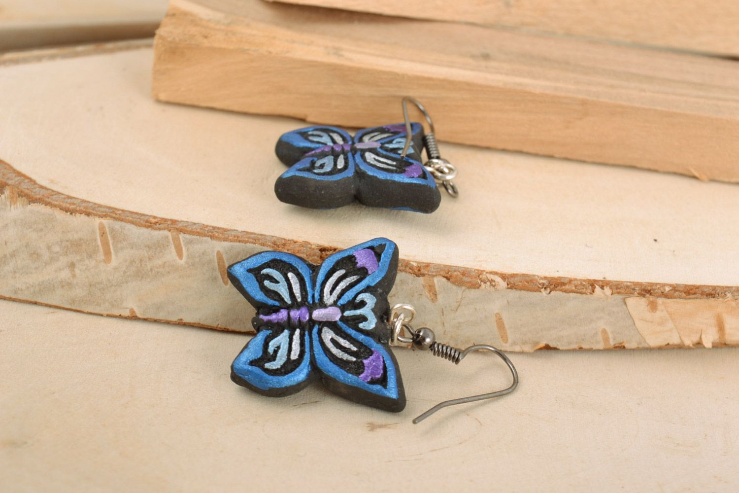 Petites boucles d'oreilles en céramique peintes noir-bleu faites main papillons photo 1