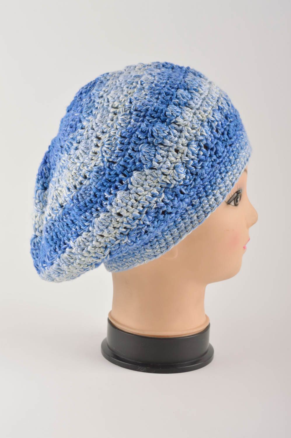 Вязаная шапочка ручной работы шапка модная голубая оригинальная шапка с цветами фото 4