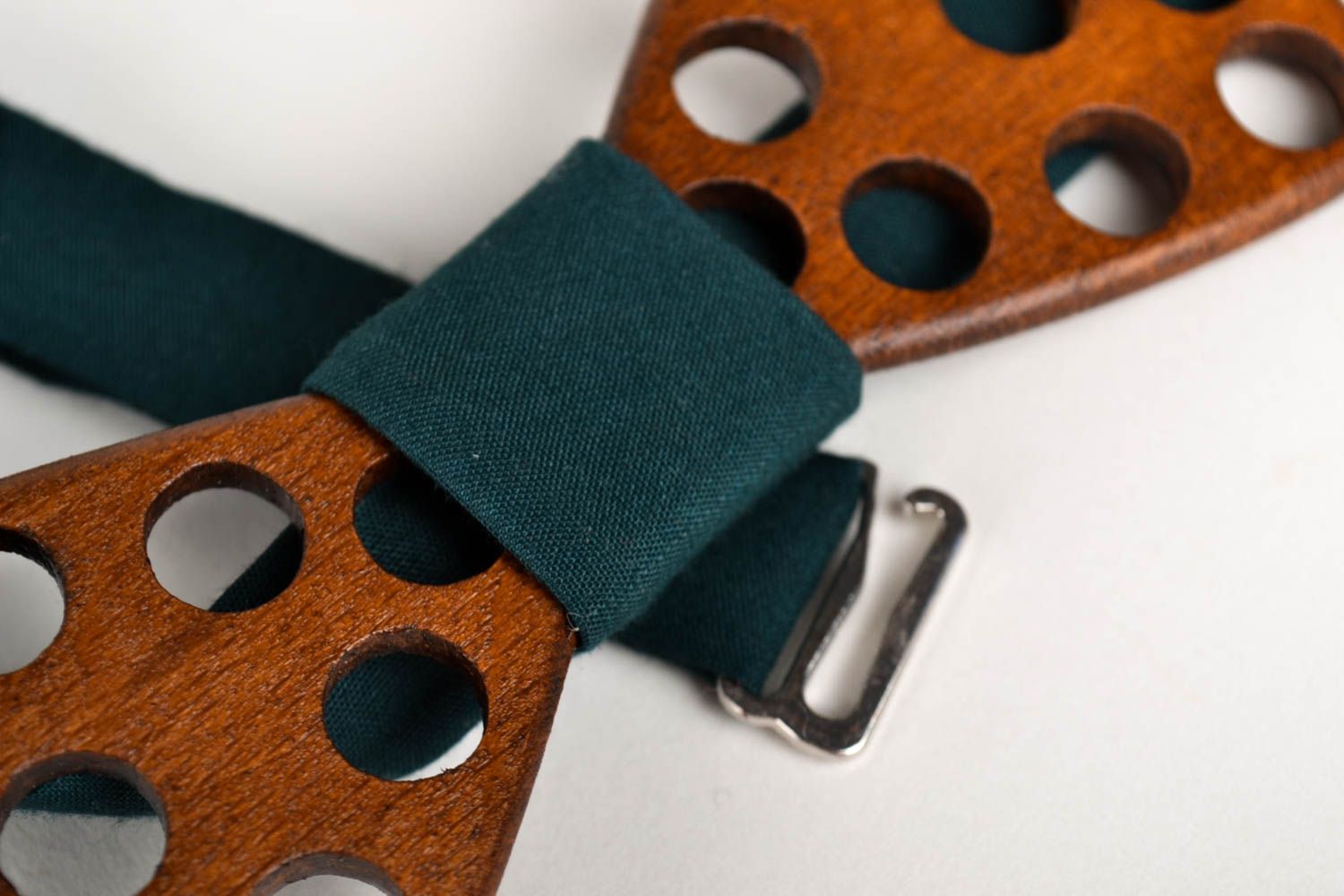 Corbata de lazo artesanal pajarita moderna tallada de madera accesorio unisex foto 4