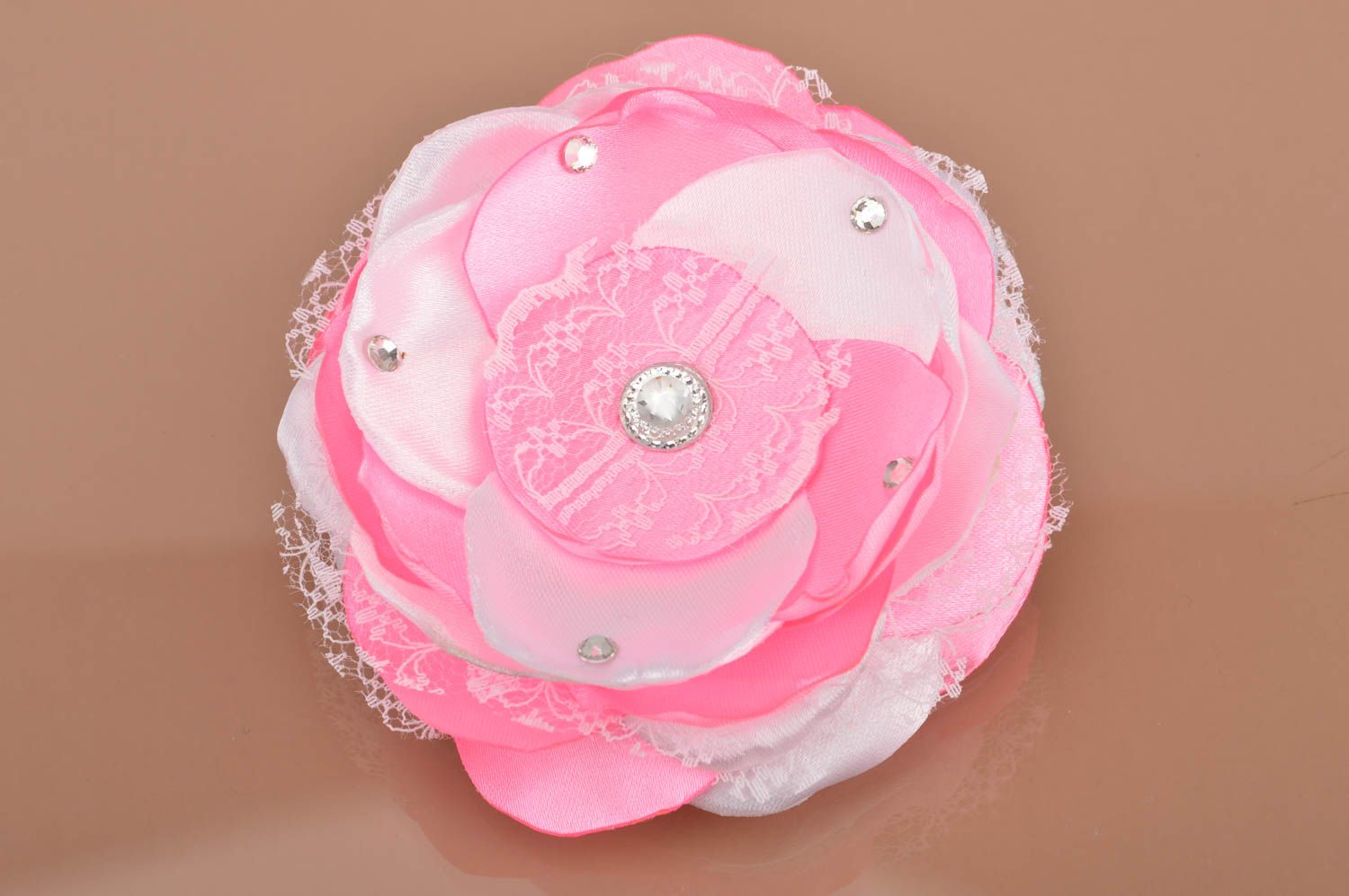 Розовая брошь цветок из атласа и кружева ручной работы нарядная для девочки фото 2