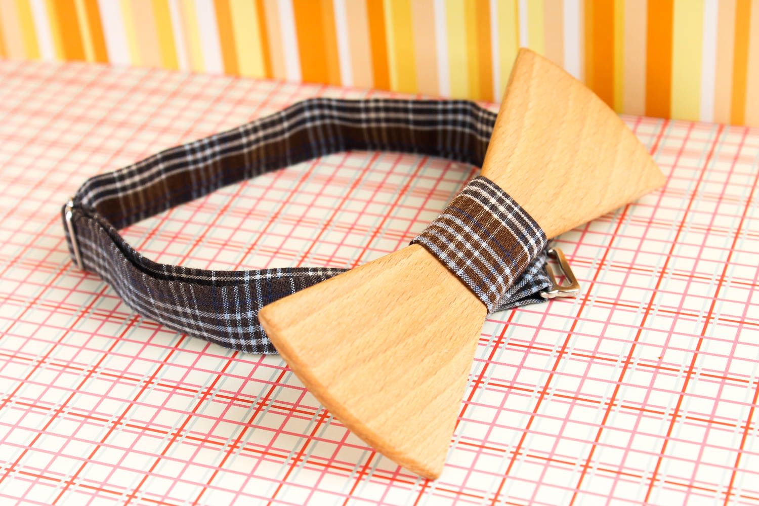 Corbata de lazo artesanal pajarita moderna accesorio unisex de madera de haya foto 2