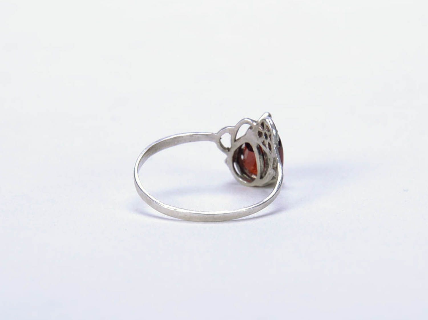 Серебряное кольцо с красным камнем  фото 2