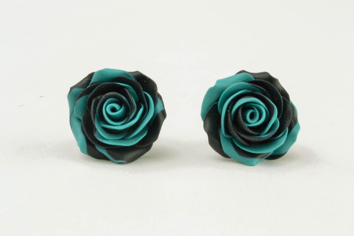 Brincos cravos em forma de rosas feitos à mão de argila de polímero  foto 2
