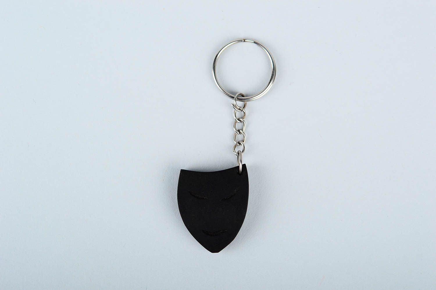 Брелок для ключей сувенир ручной работы брелок из дерева в виде черной маски фото 3