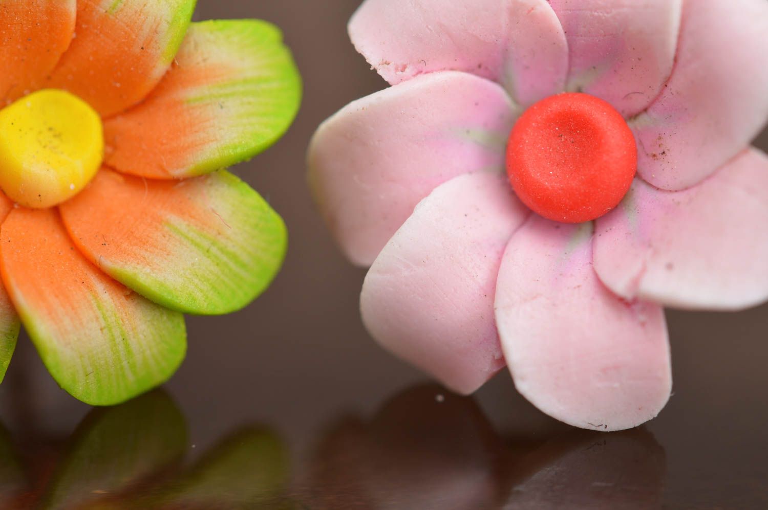 Набор летних серег из полимерной глины 2 штуки в виде цветов гвоздики хэнд мэйд фото 4