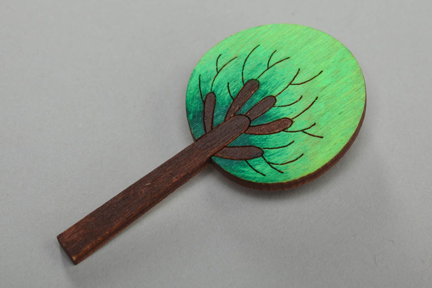 Petite broche en bois décorative brun vert en forme d'arbre faite main photo 2