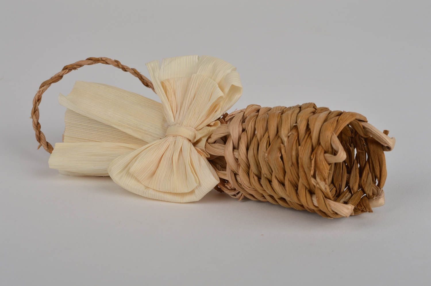 Декоративная подвеска в виде колокольчика из кукурузных листьев ручной работы фото 2