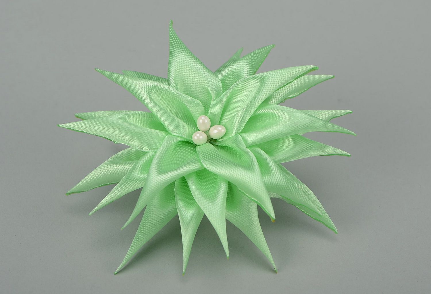 Grüner Haargummi mit Blume aus Seide foto 1