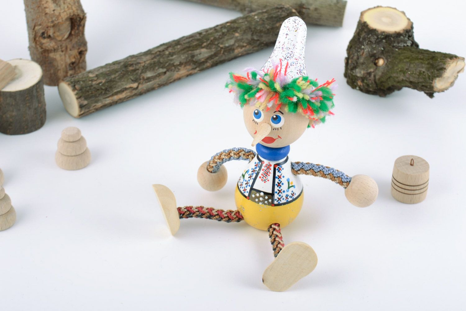 Künstlerisches Öko Spielzeug aus Holz in Form vom Clown mit Bemalung originell foto 1