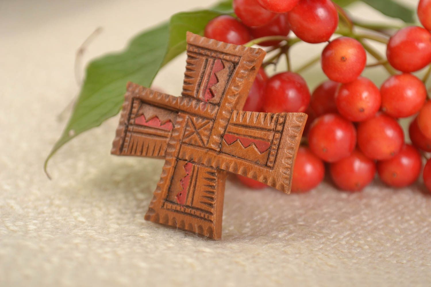 Pendentif croix fait main Bijou ethnique de créateur Accessoire femme de bois photo 1