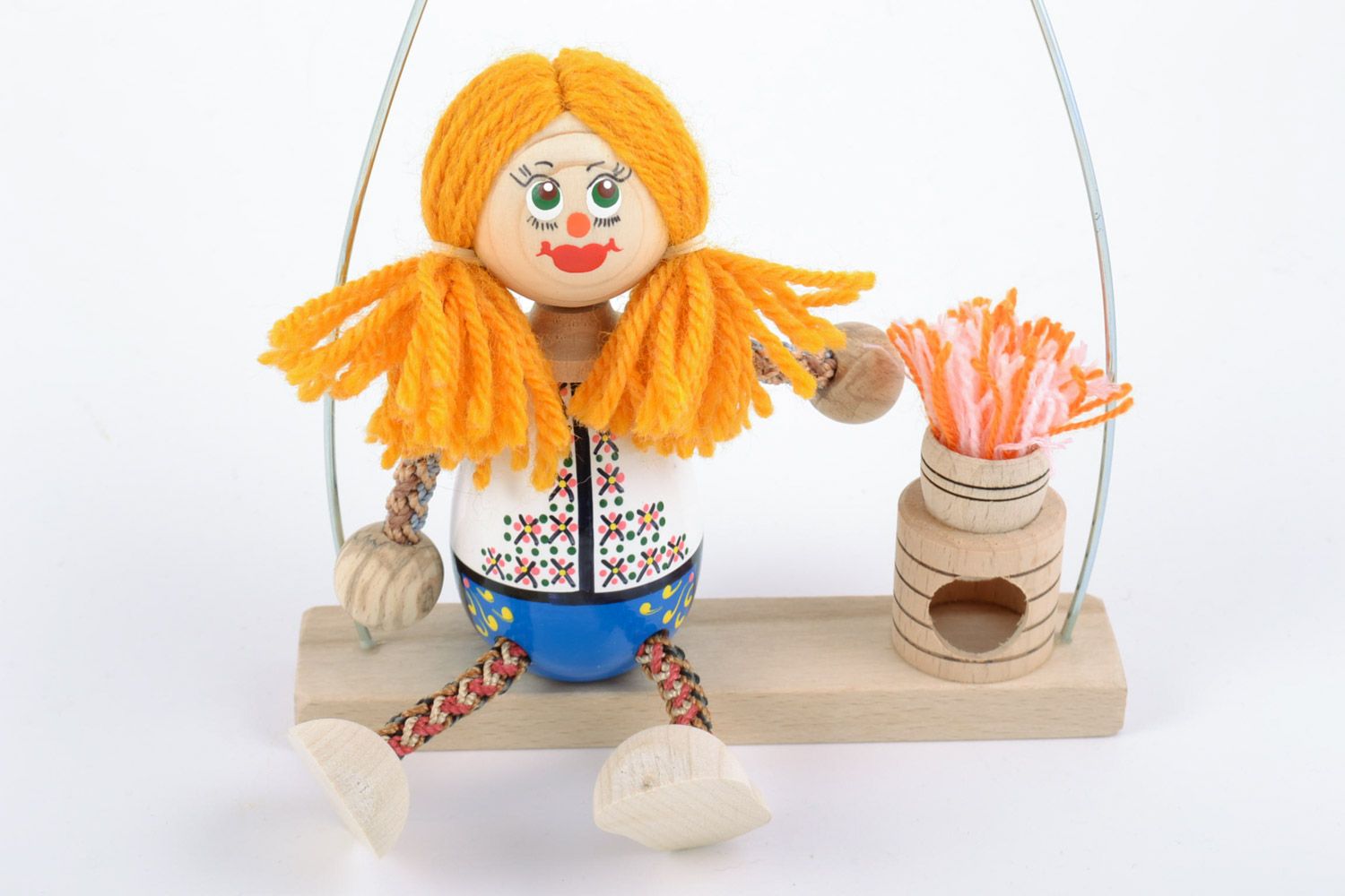 Оригинальная деревянная игрушка Девочка на лавочке ручной работы расписная фото 4