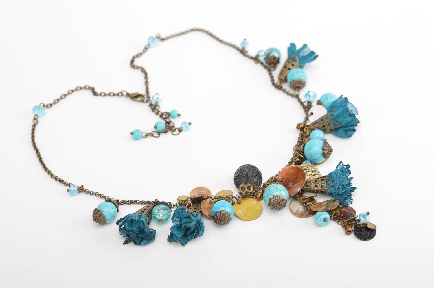 Ожерелье с бирюзой тканевыми цветами и стеклярусом ручной работы оригинальное фото 2