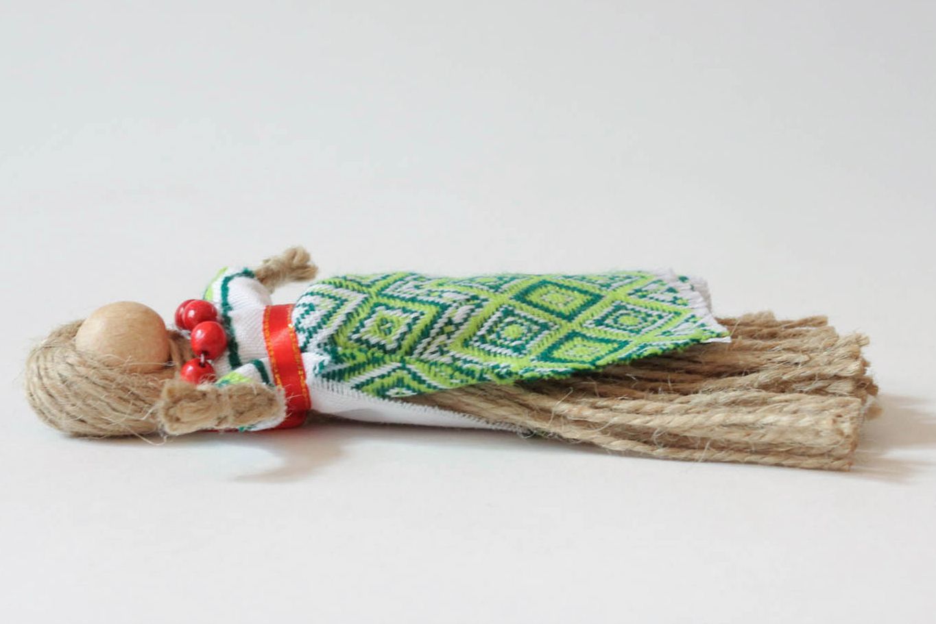 Boneca étnica protectora feita à mão de tecidos naturais foto 2