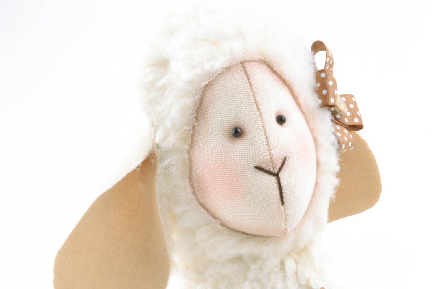 Brinquedo macio artesanal ovelha em um vestido foto 2